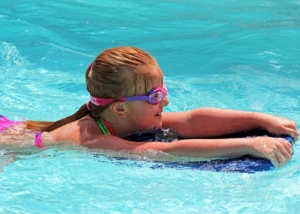 Mädchen schwimmt, © Gretta Blankenship / pixabay.com