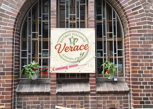 Ein Plakat an einem Fenster in der Kieler Innenstadt, das auf eine Eröffnung eines neuen italienischen Bistros mit dem Namen "Verace" hinweist