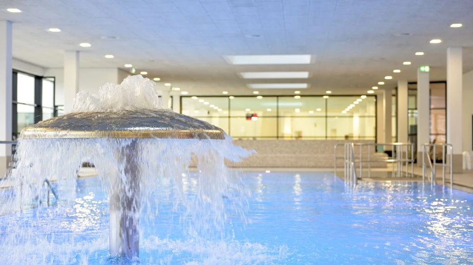 Der Innenbereich des Hörnbads mit einer Wasserfontäne im Vordergrund