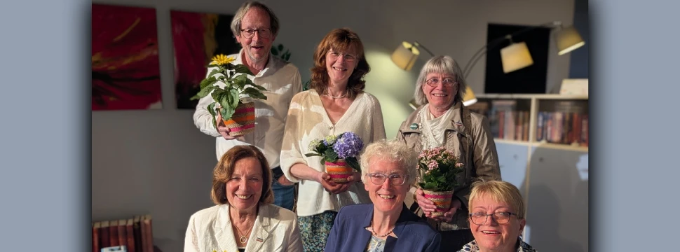 Mehrere Menschen mit Blumen in der Hand, die den neuen Vorstand des Plattdeutschen Rats bilden
