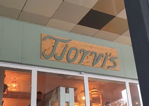 Fronansicht des Tjorvis am Kieler Bootshafen Ein Café in Kiel, das den Namen "Tjorvi´s" trägt