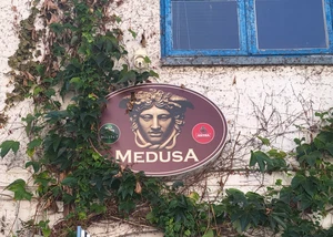 Ein Schild an einer Hausfassade, auf dem "Medusa" steht