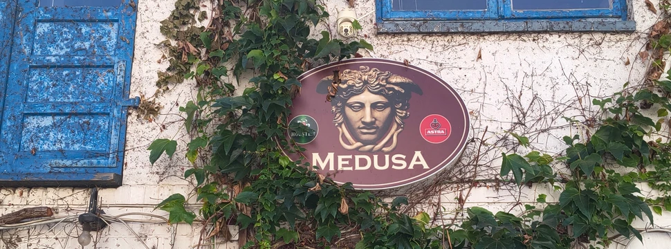 Ein Schild an einer Hausfassade, auf dem "Medusa" steht