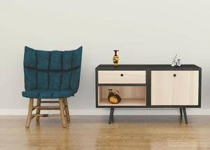Secondhand-Möbel: Ein Stuhl, ein Sideboard und eine Vase