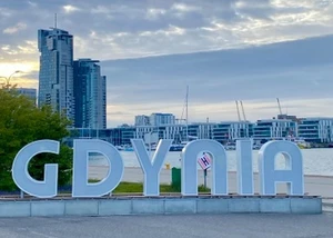 Große Lettern an einem Hafen