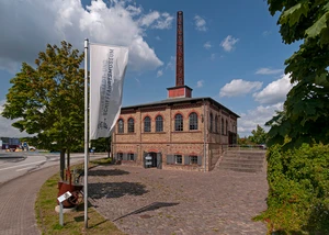 n der Grenzstraße 1, an der Einfahrt zum Ostuferhafen, steht das älteste erhaltene Gebäude aus der Kieler Werftgeschichte: das heutige Industriemuseum Howaldtsche Metallgießerei