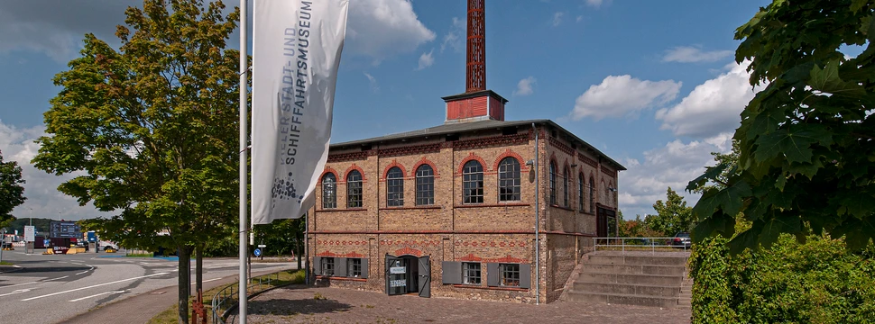 n der Grenzstraße 1, an der Einfahrt zum Ostuferhafen, steht das älteste erhaltene Gebäude aus der Kieler Werftgeschichte: das heutige Industriemuseum Howaldtsche Metallgießerei