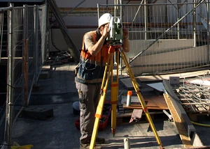 Vermessung auf einer Baustelle durch einen Mitarbeiter