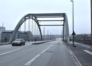 Eine Brücke in Kiel über die ein Auto fährt und bei der im Hintergrund Häuser zu sehen sind
