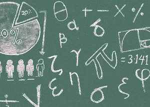 Mathematische Aufzeichnung an einer grünen Tafel