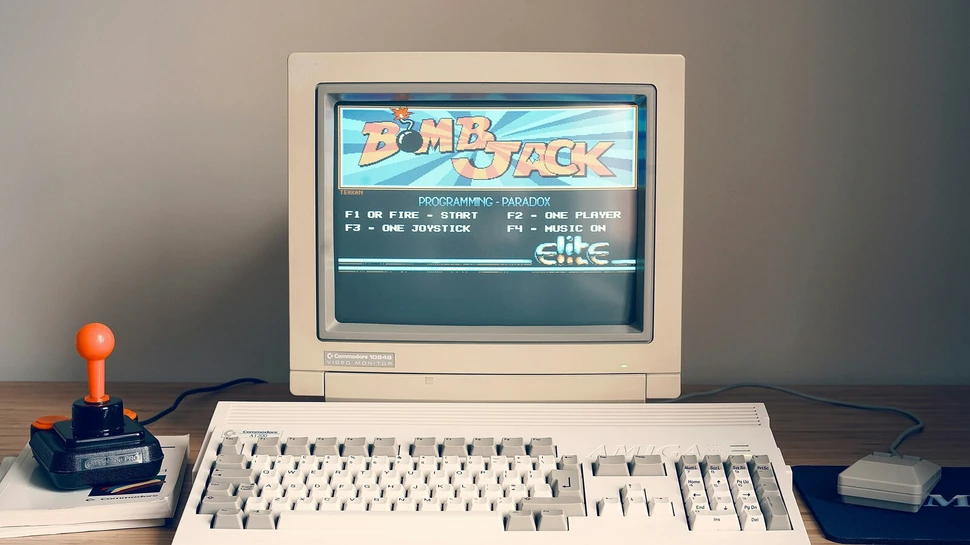 alter Computer auf einem Schreibtisch, auf dem Display wird das Spiel Bomp Jack angezeigt