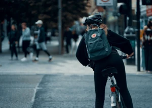 Frau auf einem Fahrrad, © Ross Sneddon / unsplash.com