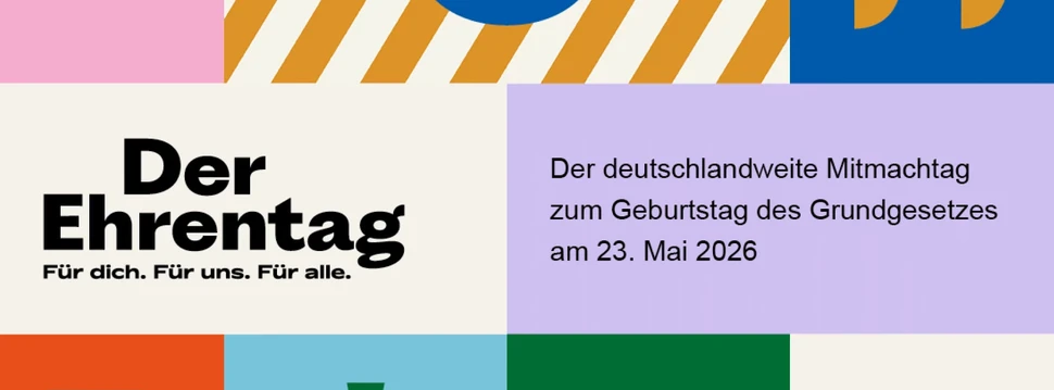 Ein Plakat, das auf einen besonderen Tag hinweist, an dem der Geburtstag des Grundgesetztes gefeiert wird