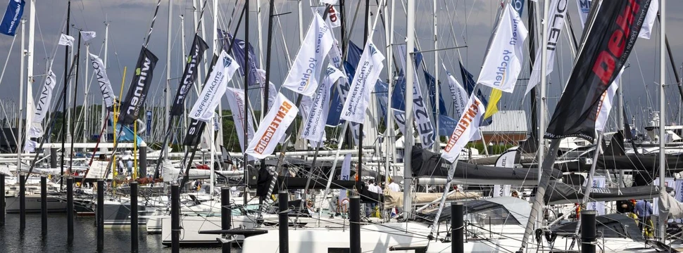 Das ancora Yachtfestival ist das perfekte Event für Bootsfreunde Yachten im Yachthafen mit gehissten Fahnen