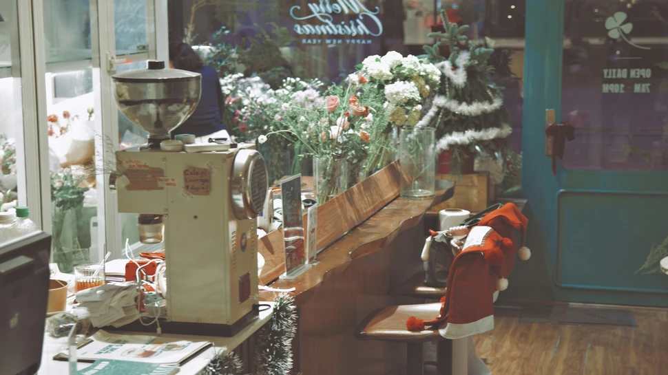 Cafe Tresen mit Schnittblumen