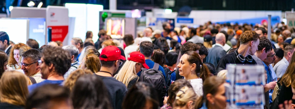 Impressionen von einem Karrieretag in Deutschland Viele Menschen auf einer Messe in Deutschland, die sich vor Informationsständen informieren