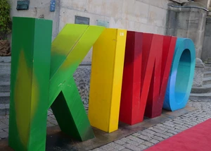 Das Wort "Kiwo" aus bunten Buchstaben vor dem Kieler Rathaus
