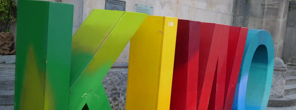 Das Wort "Kiwo" aus bunten Buchstaben vor dem Kieler Rathaus