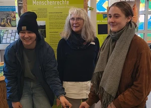 Handyübergabe im Nachhaltigkeitszentrum Drei Frauen, die lächelnd Handys, die im Kieler Nachhaltigkeitszentrum gesammelt wurden, übergeben