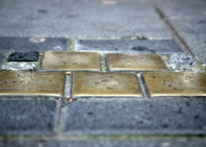 Stolpersteine als stille Mahnmale im Stadtpflaster. Stolpersteine im Gehweg erinnern an Opfer des Nationalsozialismus in der Stadt.
