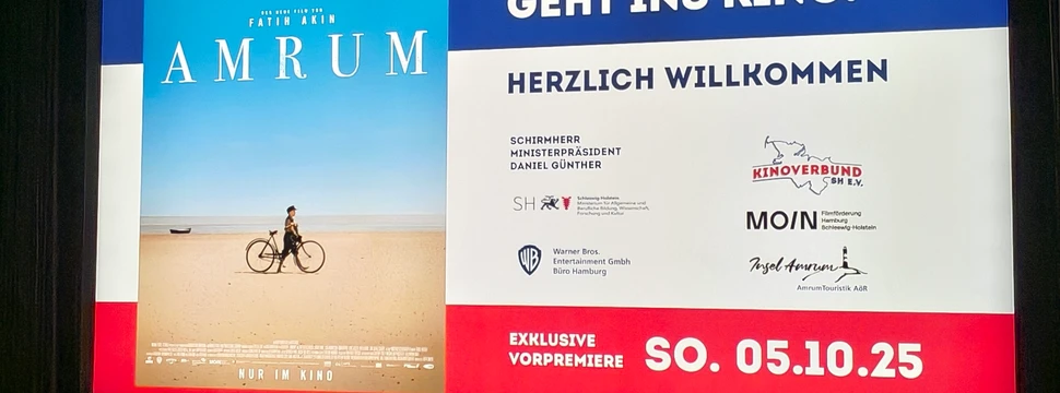Eine Anzeige auf einer Kinoleinwand in einem Kieler Kino für den Film "Amrum" mit den verschiedenen Förderungseinrichtungen