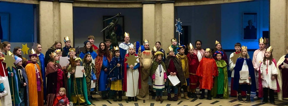 Die kleinen Sternsinger und -Singerinnen im Rathaus, © kiel-magazin.de