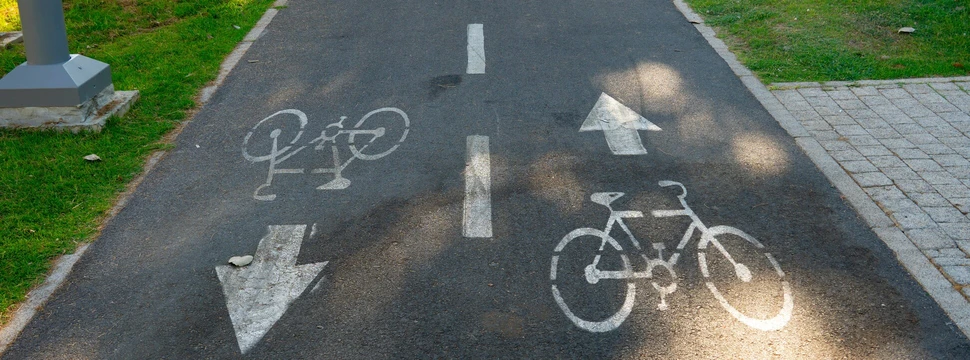 Zwei Fahrräder sind auf einer Straße gemalt