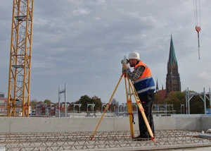 Vermesser auf einer Baustelle