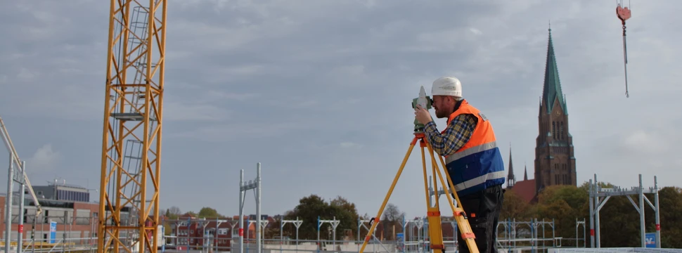 Vermesser auf einer Baustelle