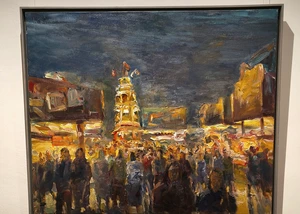 Ein Bild aus der aktuellen Ausstellung, das die Kieler Woche mit all ihren Essensständen und den Menschen davor zeigt