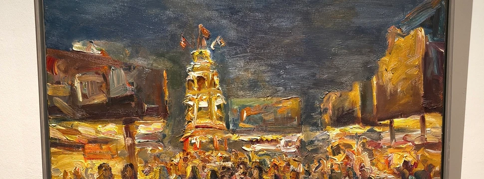 Ein Bild aus der aktuellen Ausstellung, das die Kieler Woche mit all ihren Essensständen und den Menschen davor zeigt