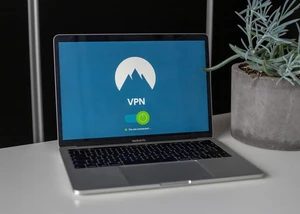 Ein Laptop, auf dem gerade ein VPN zur Sicherheit der eigenen Daten gestartet wurde