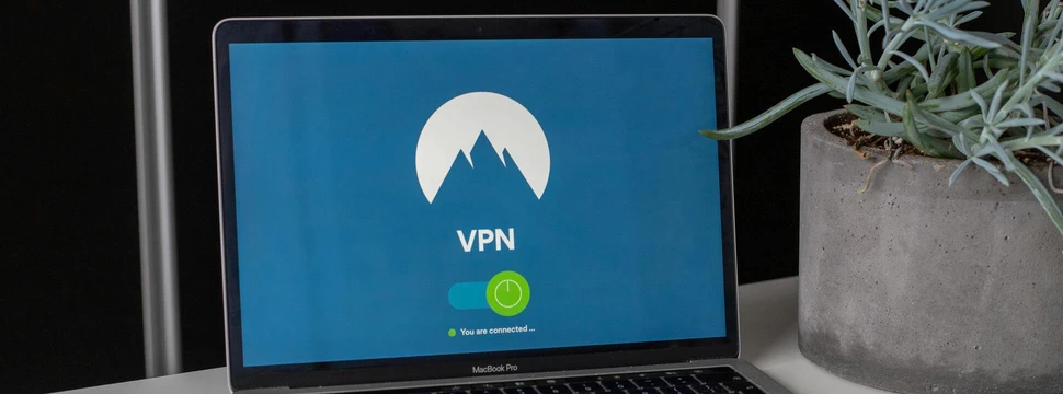 Ein Laptop, auf dem gerade ein VPN zur Sicherheit der eigenen Daten gestartet wurde