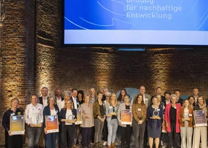 Gruppenfoto von Menschen, die im Jahr 2025 einen Preis für Nachhaltigkeit in Berlin gewonnen haben