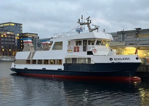 Schiff auf der Kieler Förde mit dem Namen Schilksee