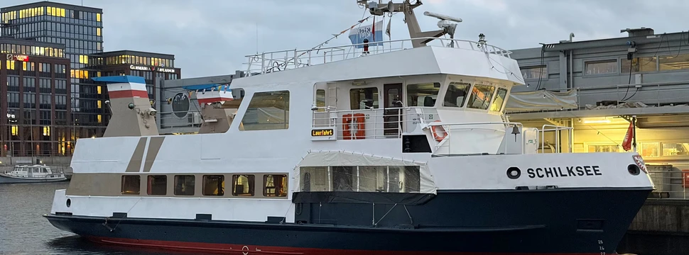 Schiff auf der Kieler Förde mit dem Namen Schilksee