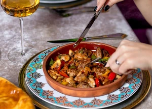 Ton Teller mit Fleisch und Paprika