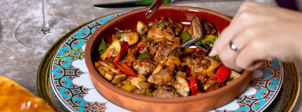 Ton Teller mit Fleisch und Paprika