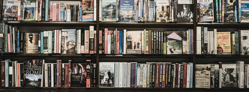 Bücherregale mit vielen Bücher
