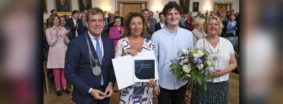 Oberbürgermeister Ulf Kämpfer, Kammerschauspielerin Ellen Dorn, Geiger Benjamin Günst und Stadtpräsidentin Bettina Aust bei der Preisverleihung, © LH Kiel / Peter Lühr