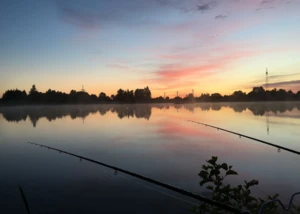 Angeln in Kiel Bei Sonnenaufgang hängen 2 Angeln über einem Gewässer