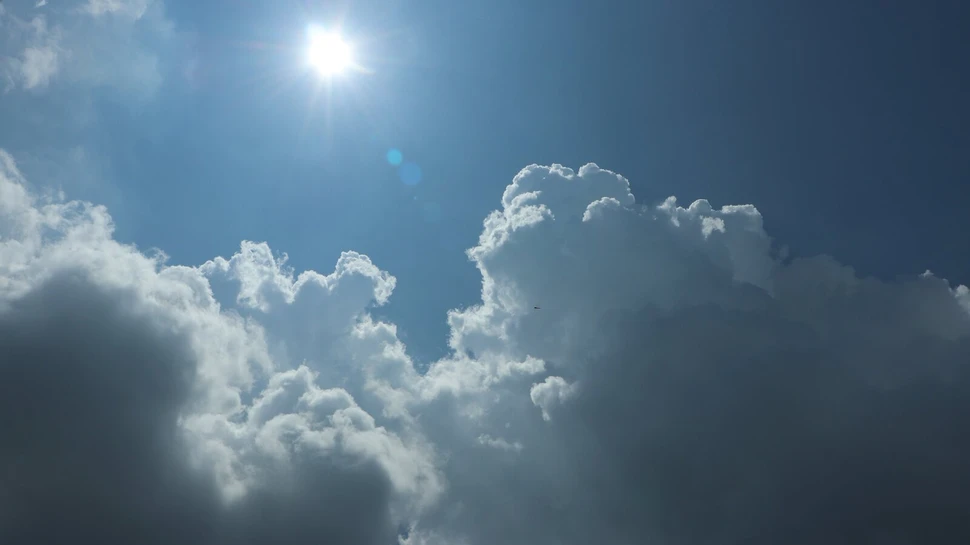 Sonne mit Wolken am Himmel