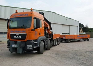 orangener LKW-Kran mit Knickarm