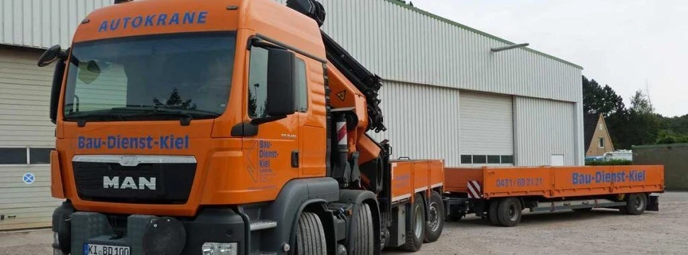 orangener LKW-Kran mit Knickarm