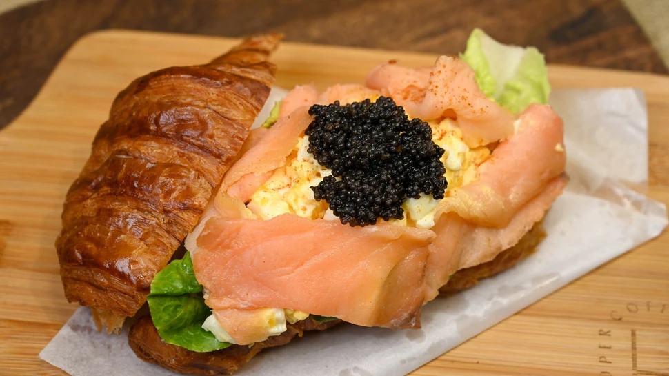 Croissant mit Lachs und Kavier