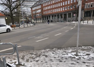 Eine Kreuzung in der Kieler Innenstadt, an der Fußgänger nur schwer über die Straße kommen