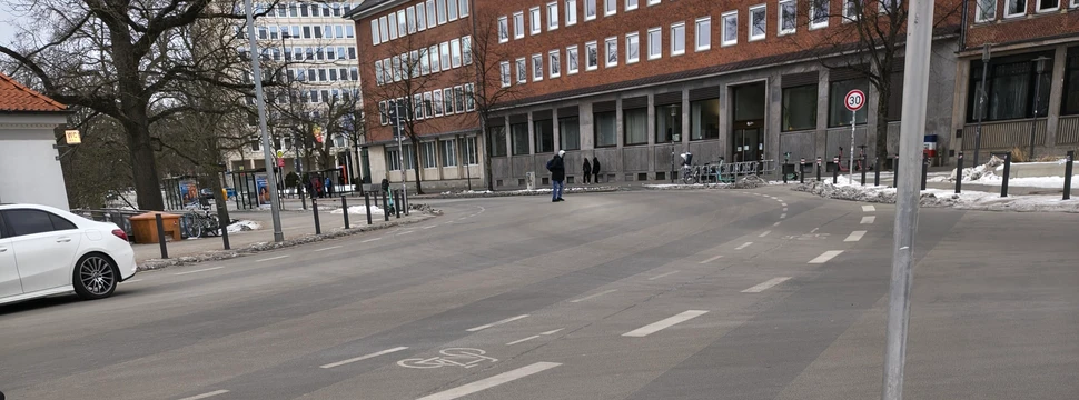 Eine Kreuzung in der Kieler Innenstadt, an der Fußgänger nur schwer über die Straße kommen