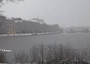 Das Kieler Rathaus im Schnee mit dem kleinen Kiel im Vordergrund