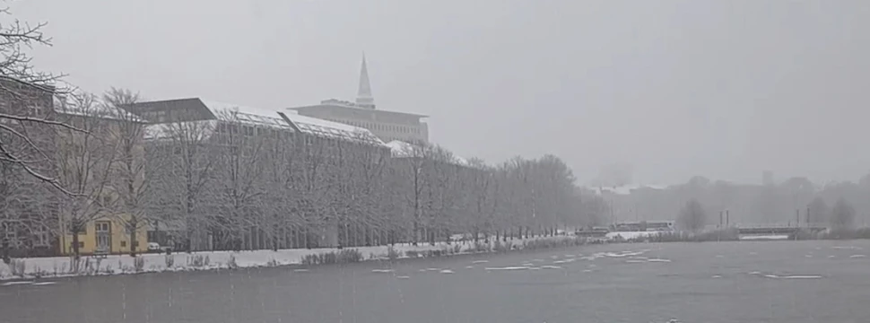 Das Kieler Rathaus im Schnee mit dem kleinen Kiel im Vordergrund