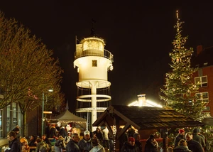 Viele Besuchende auf dem Weihnachtsmarkt in Kiel Friedrichsort